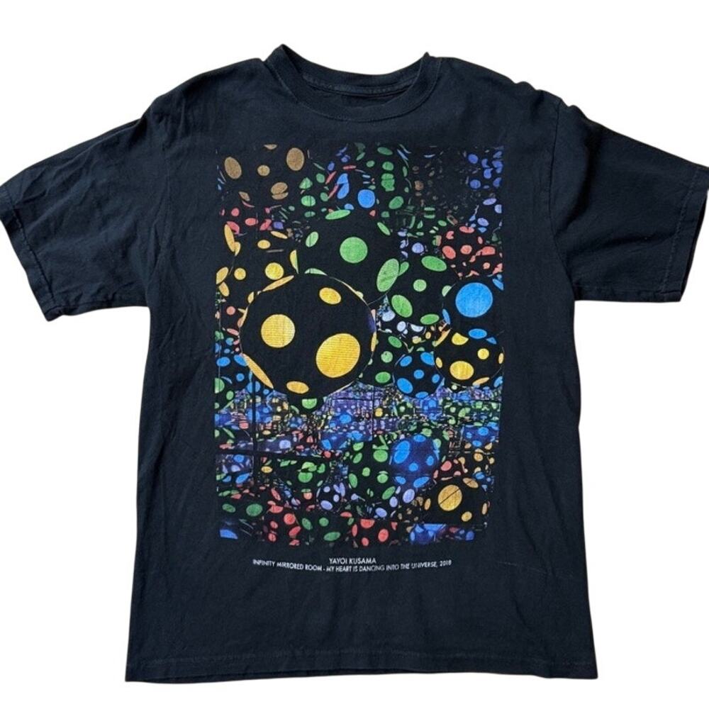 Yayoi Kusama Infinity Mirrored Room Smithsonian Museum Hirshhorn black shirt Med
